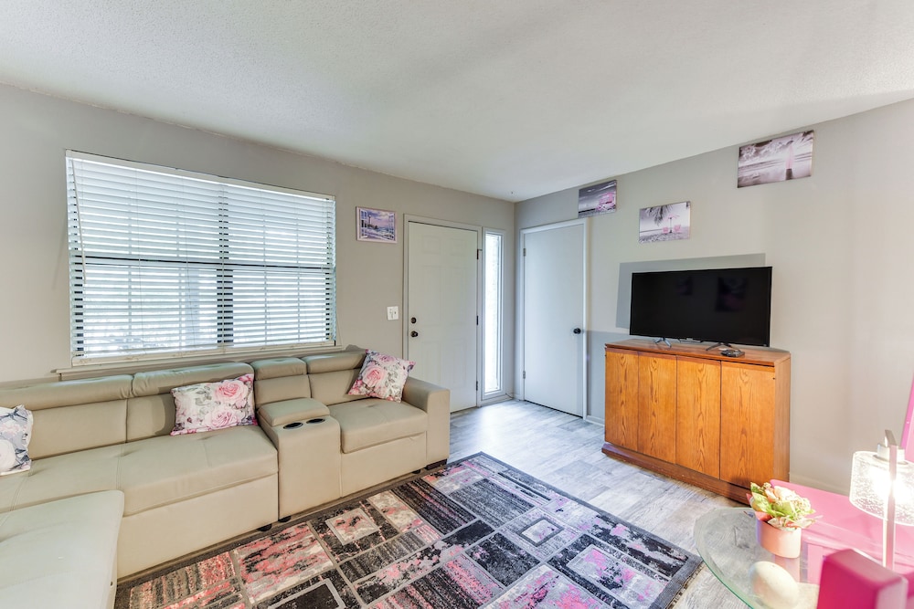2 Mi to Coligny Beach: Hilton Head Home w/ Patio