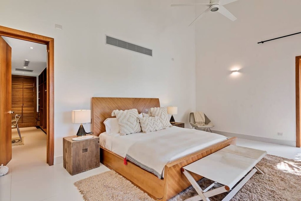 Modern Oasis Stunning Views of Golf Course River