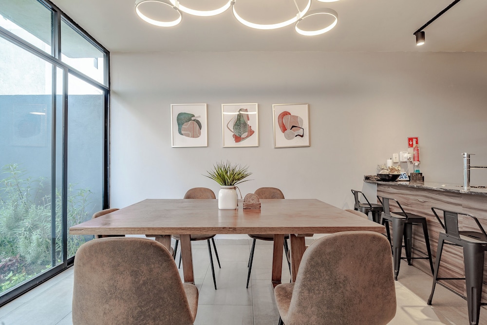 Luxurious 5-bedroom House With Air-conditioning & Private Rooftop in Juriquilla