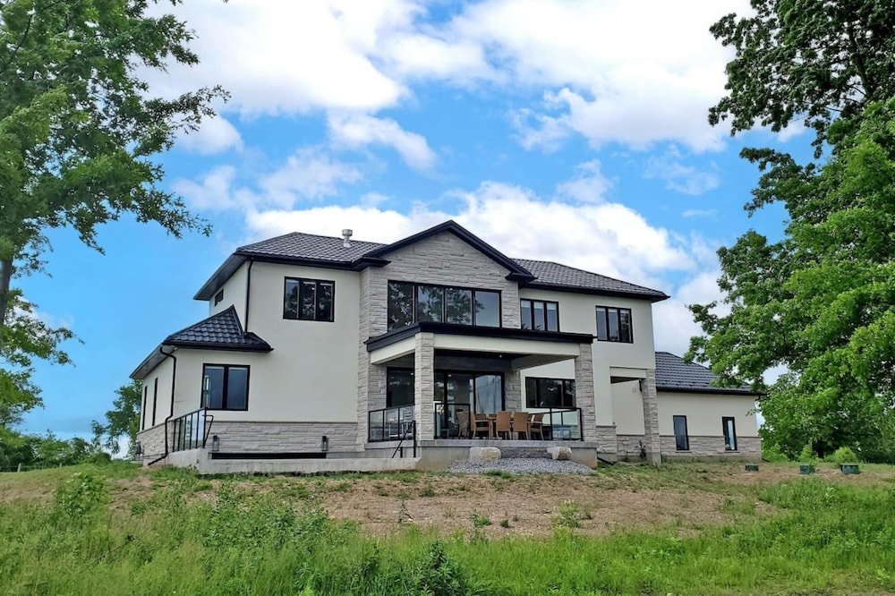 Lucky Mansion Luxury Villa in Fort Erie