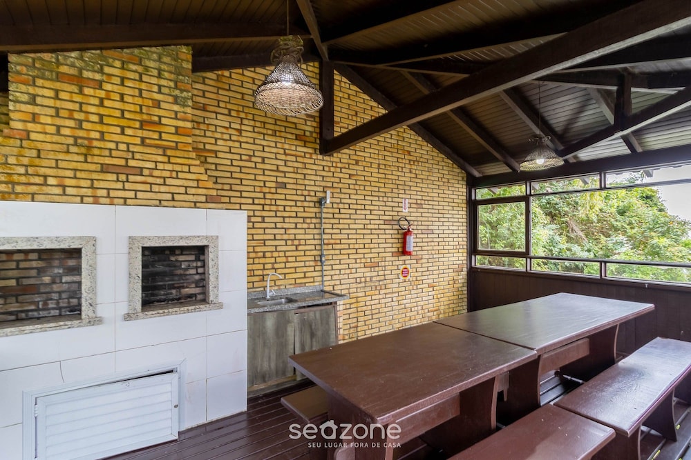 Apt Sea View w/ BBQ in Bombinhas Arn0104