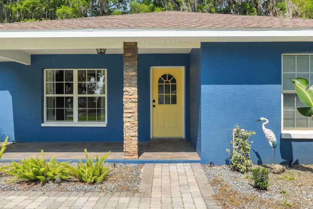 Welcoming Little Blue Lakehouse in Crystal River