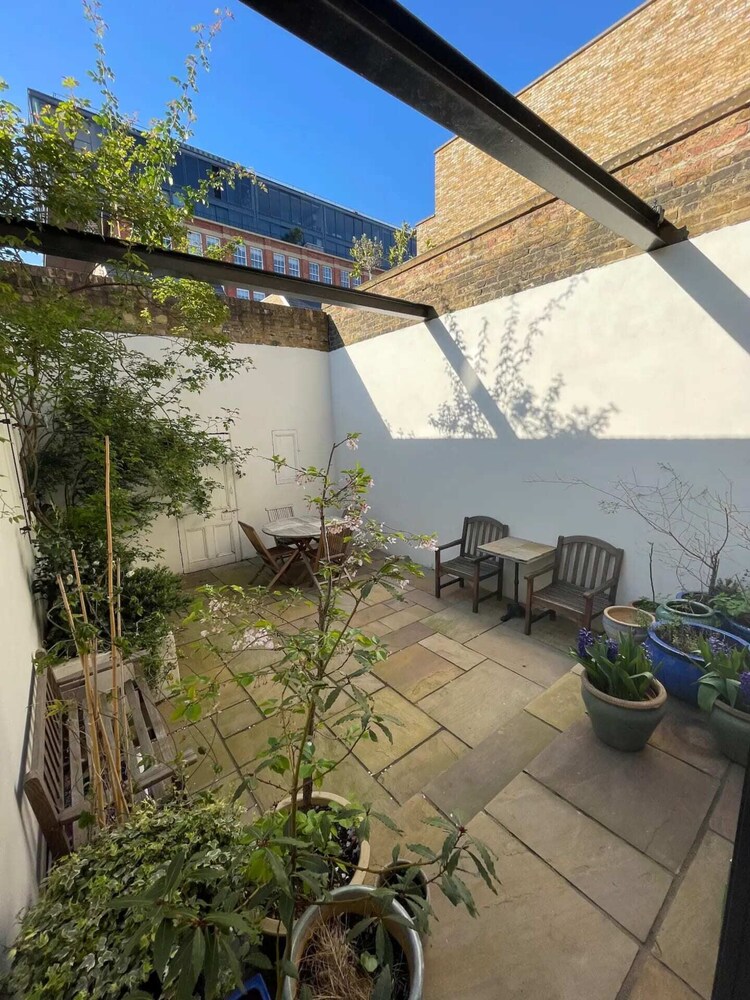 Beautiful 2BD Flat With Private Courtyard- Borough