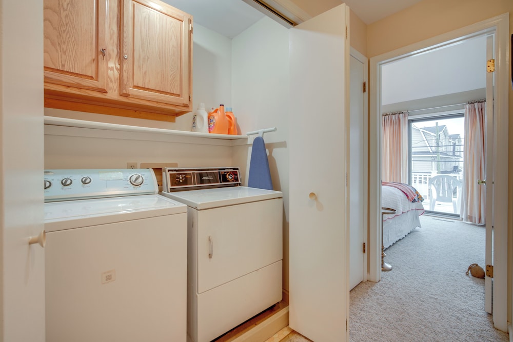 Steps to Beach: Townhome w/ Balcony in Ocean City