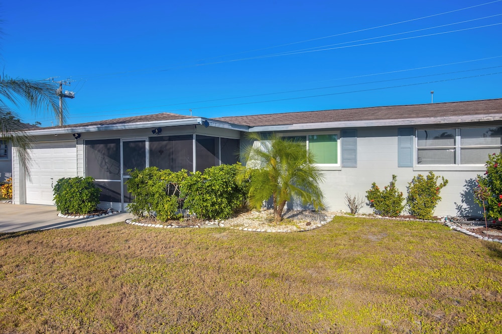 3 Mi to Beach! Sunny Englewood Retreat w/ Lanai
