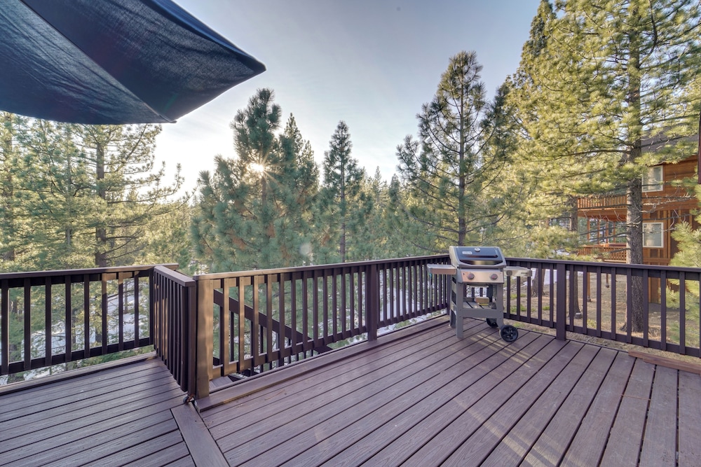 Near Downhill Ski Resort! Hot Tub Haven in Truckee