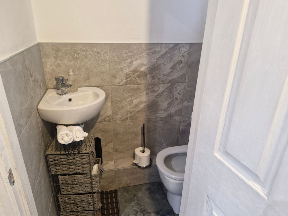Beautiful Wythenshawe Home Near Airport With Garden & Parking Sleeps 5
