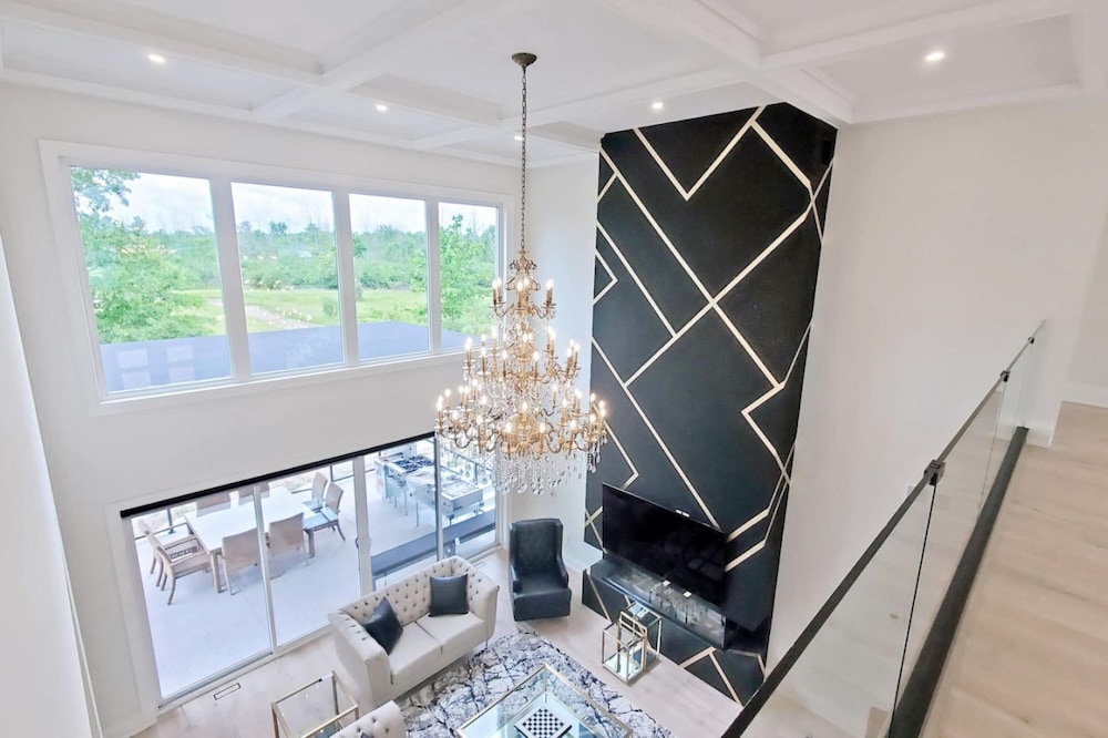 Lucky Mansion Luxury Villa in Fort Erie