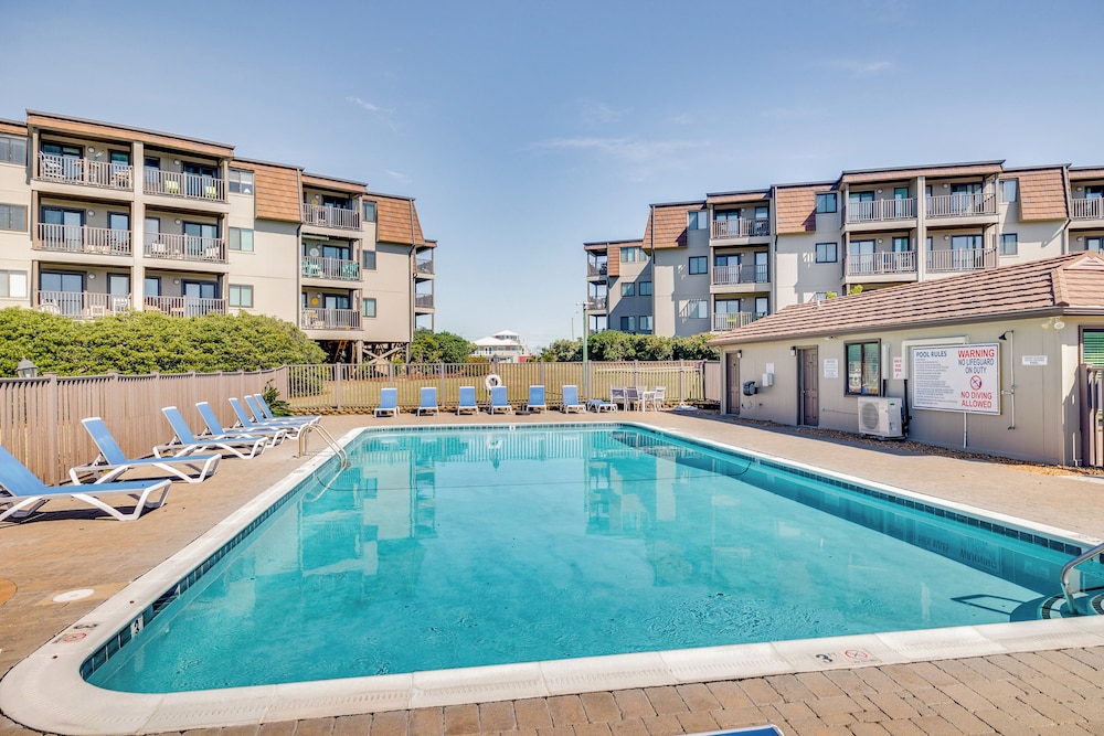 Steps to Sand! Condo w/ 2 Pools in Atlantic Beach