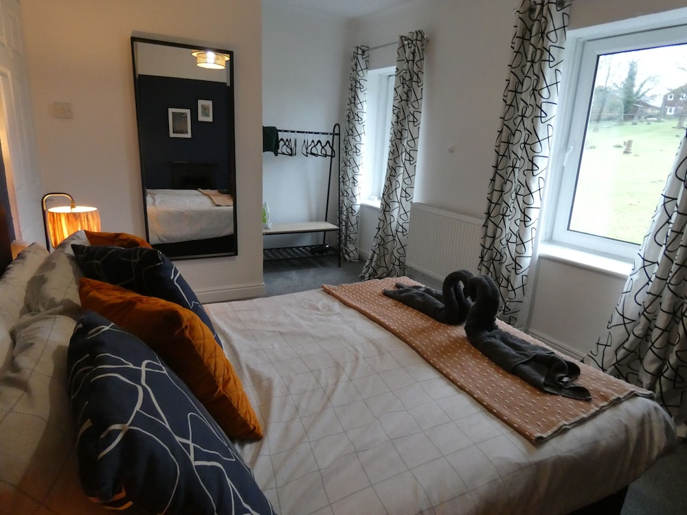 Comfy 3 Bedroom Cottage in Calm Location view 4