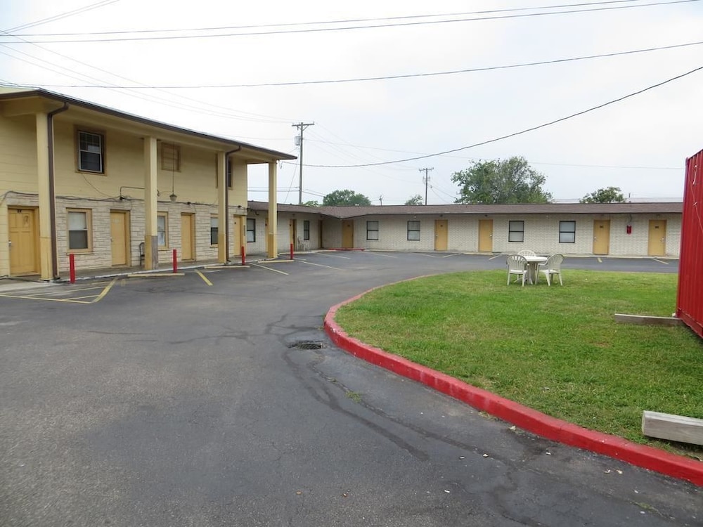 Travel Inn  Suites - Property Image 12