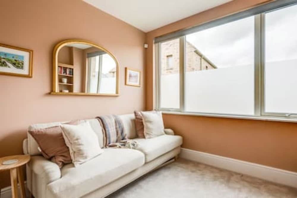 Family-friendly Getaway - Garden Parking Sleeps 7