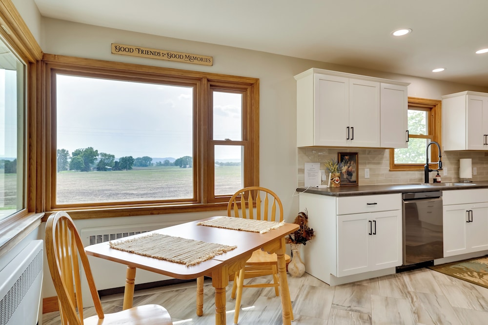 3 Mi to Lake Onalaska: Quaint Home w/ Prairie View