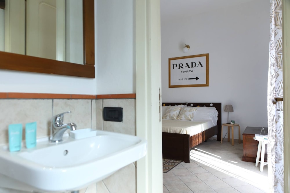 Central Apartment With Balcony photo 2