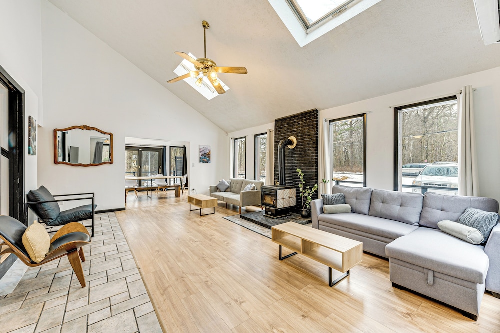 Hot Tub & Game Room: Long Pond Getaway!