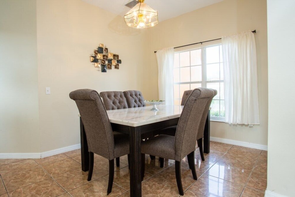 Cheerful 5 bed - 4 Bath Spacious Home