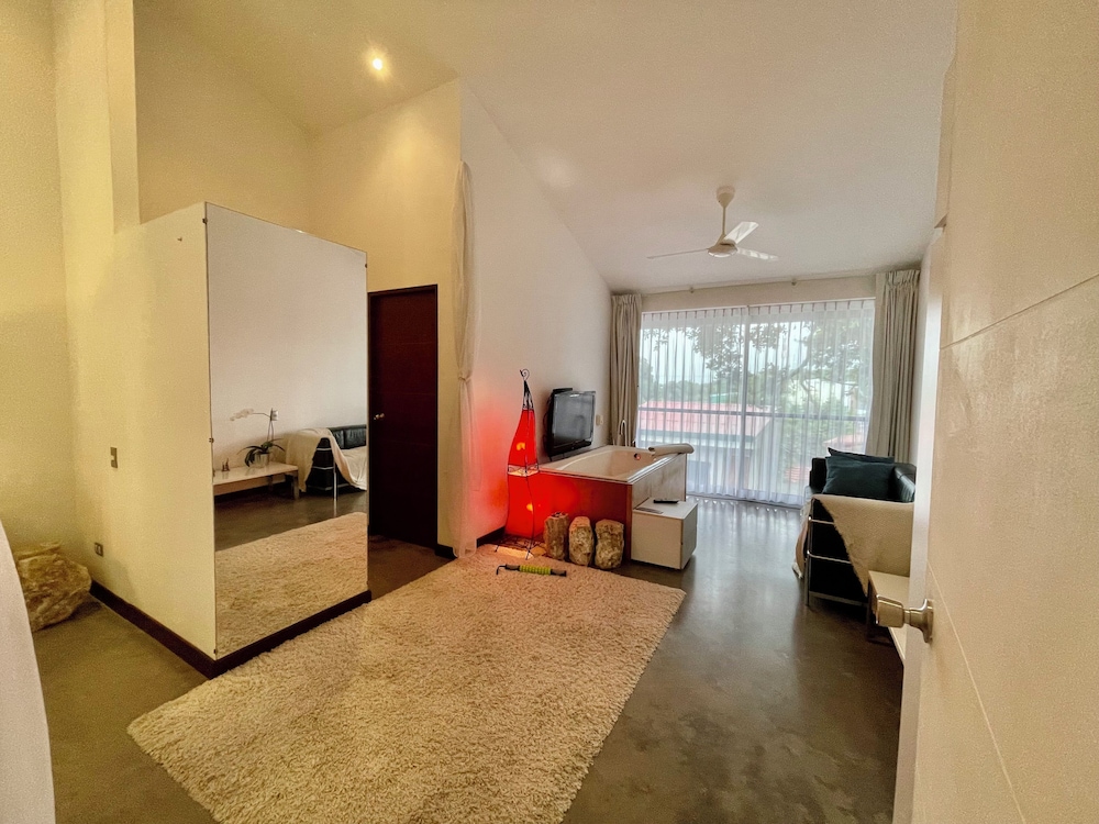 Beautiful Spacious Loft 2 Bedrooms 2 Full Baths 2 car Garage in Downtown