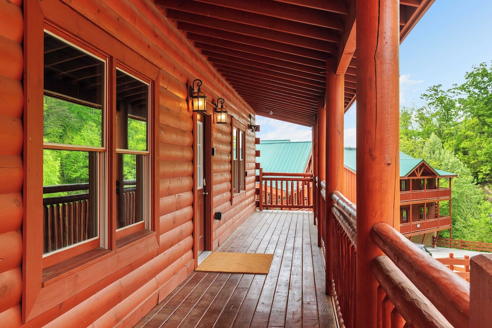 Smoky Ridge by Avantstay Renovated Cabin w/ Indoor Pool Game Room + Theater