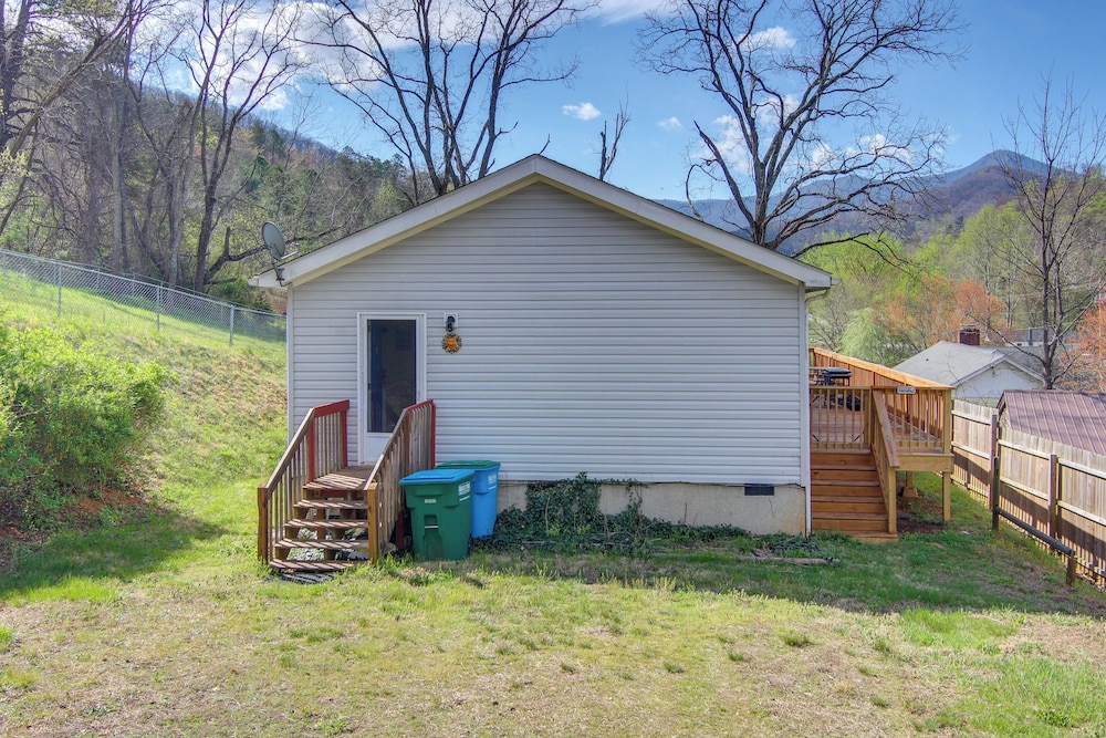6 Mi to Blue Ridge Parkway: Home w/ Deck & Views!