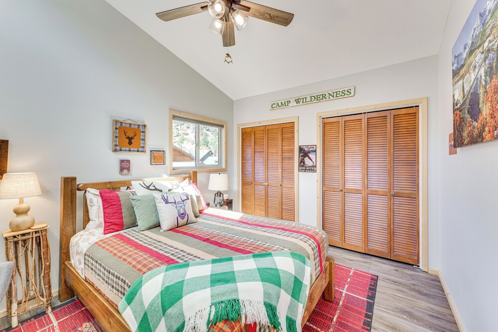 < 1 Mi to Skiing: Family-friendly Red River Haven