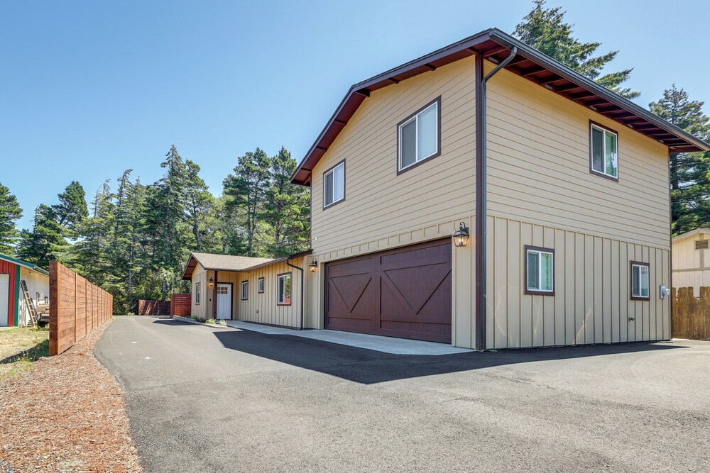 Family-friendly Florence Home: 3 Mi to the Coast!