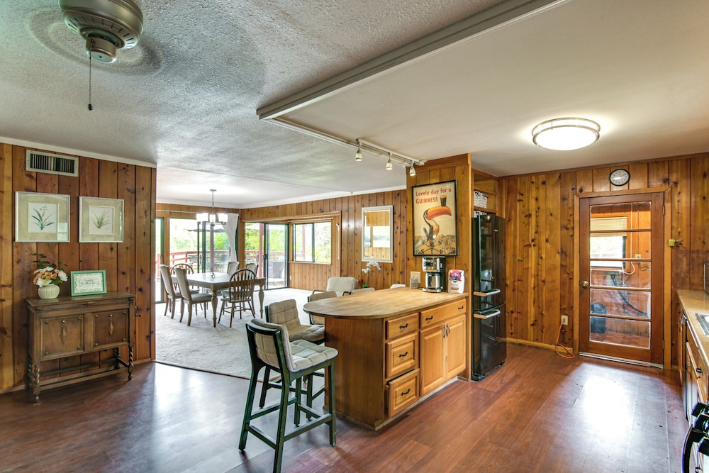 5 Mi to Lake Oroville: Huge Riverfront Home!