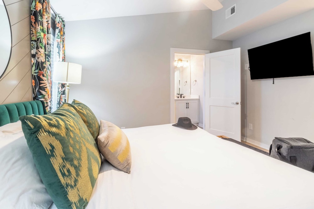 Monty by Avantstay 4bdr 4ba, Balcony w/ Outdoor Seating, 5mins to DT