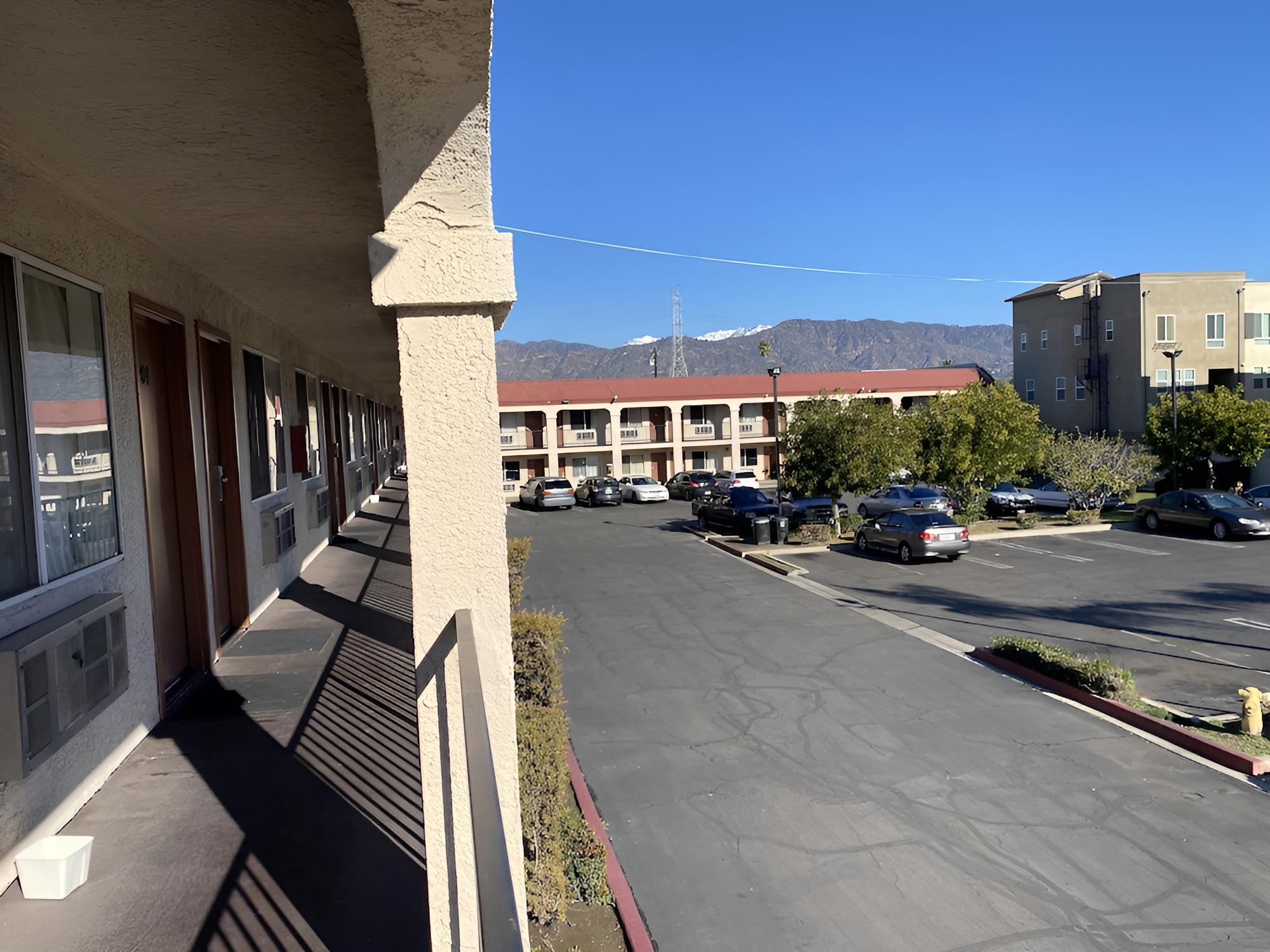 Howard Johnson by Wyndham Azusa - Property Image 3