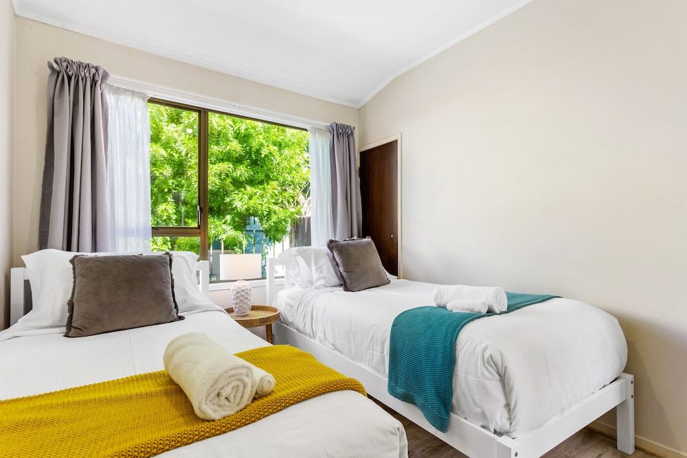 Family Retreat close to City - Netflix view 2