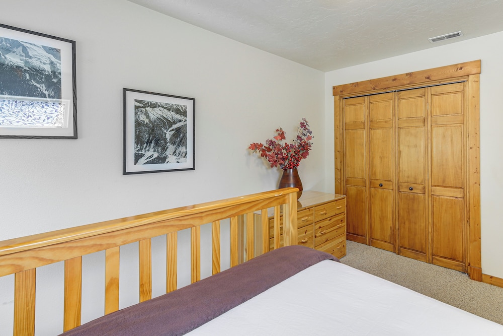 1 Mi to Ponderosa State Park: Condo w/ Pool Access