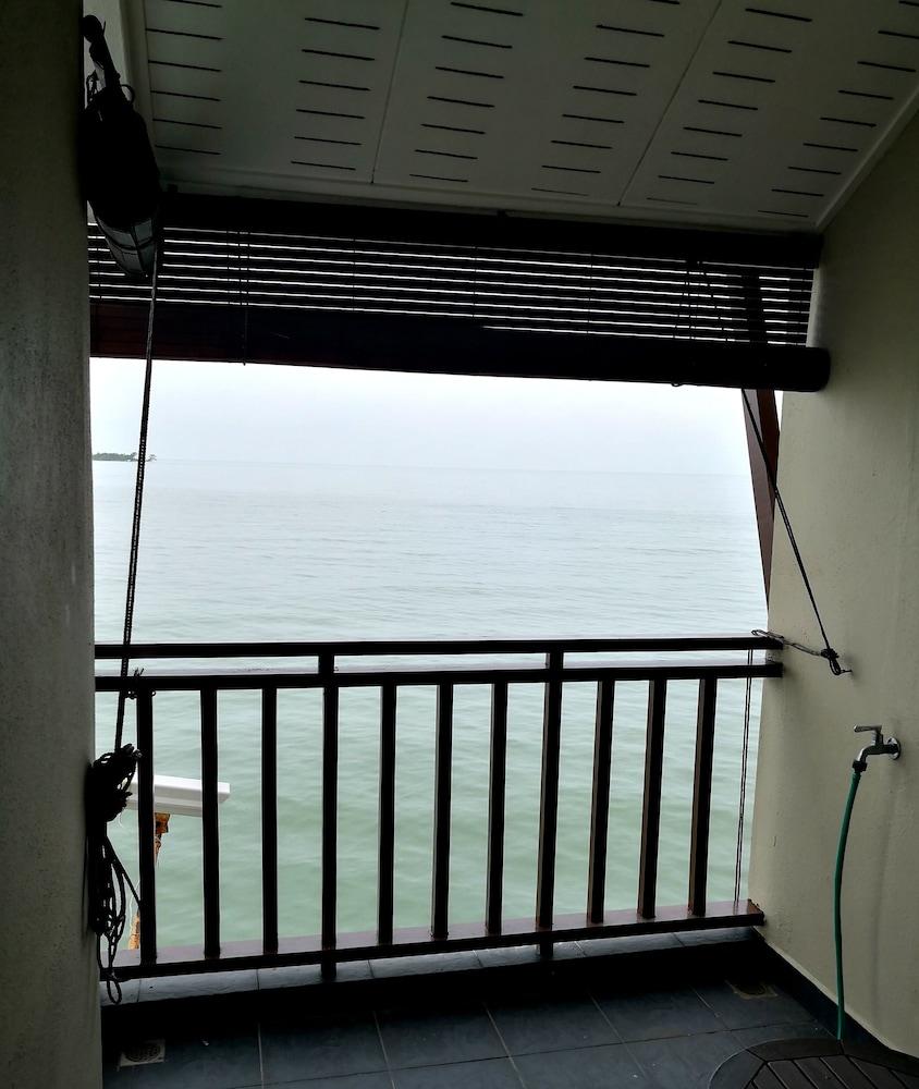 Alpine LXPD Full Seaview Water Chalet, Port Dickson - 10
