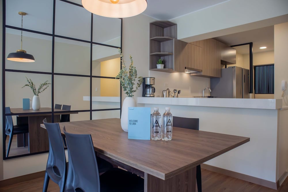 w Striking 1BR w Perfect Balcony Near Kennedy Park