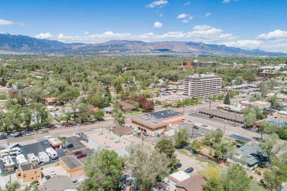 2 Bedroom near Parks, A Lake, Downtown view 5