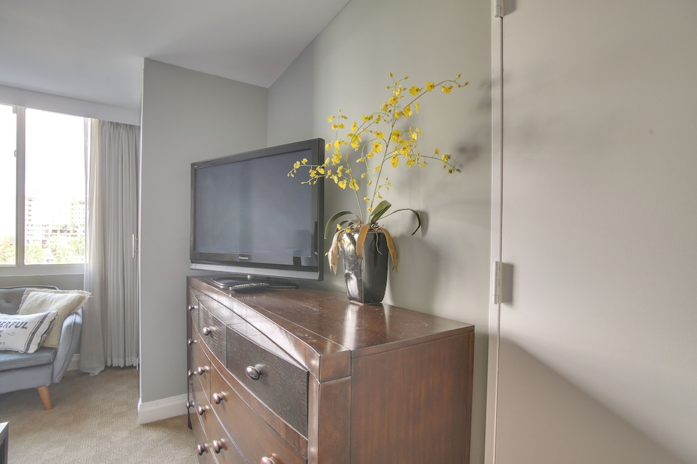 Modern Ft Lauderdale Condo ~ 7 Mi to Airport!