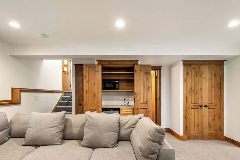 Evergreen Escape Home for 12