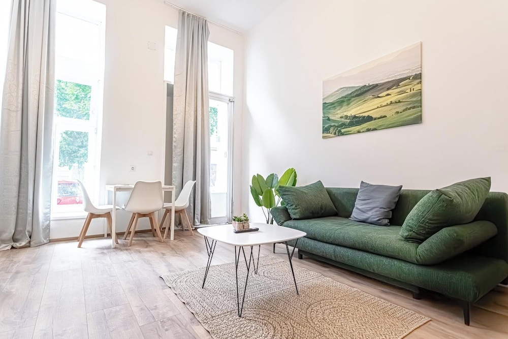 Lovely Apartment Steps from Schonbrunn