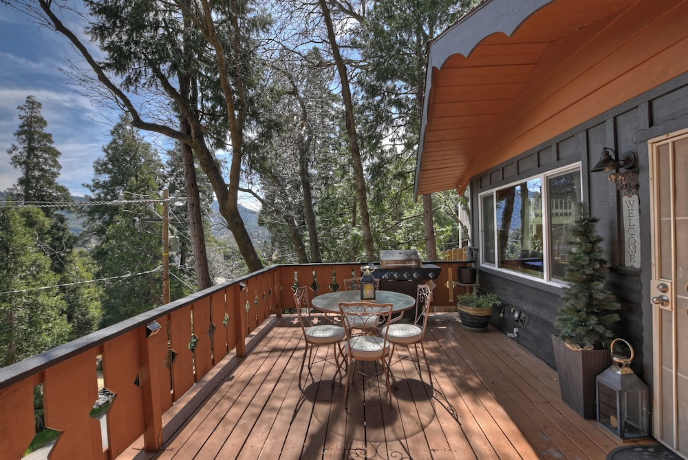 The Lazy Bear Cabin - For 6!