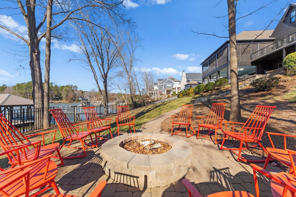Luxury Lakefront Stay Private Dock, Indoor/outdoor Pool The Retreat