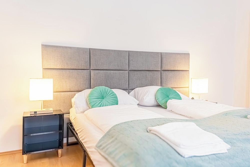 Budget Friendly Room for 3 Lugner City