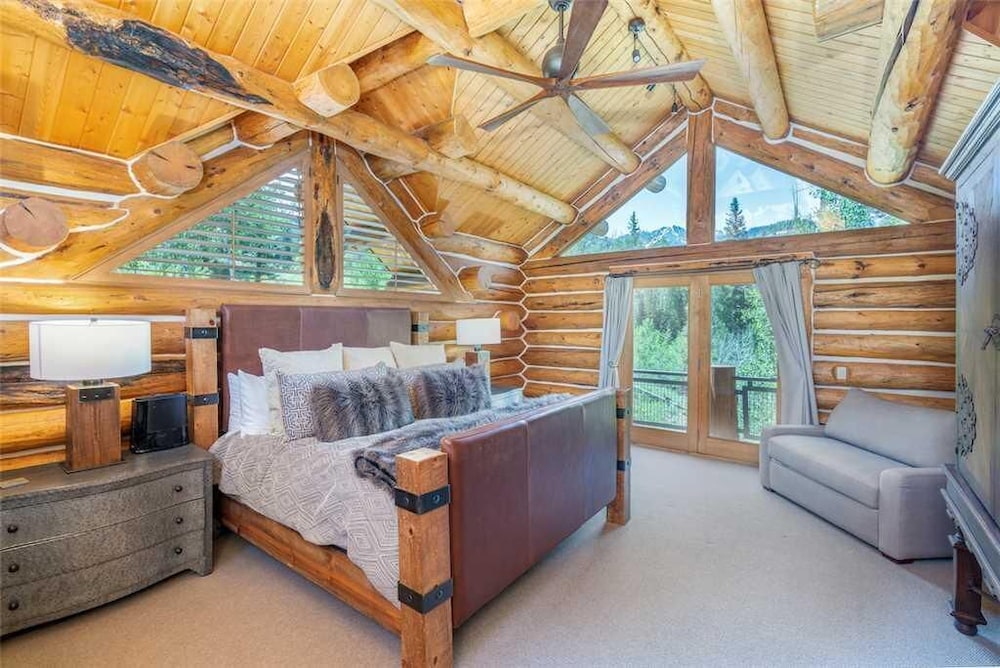 Slopeside Lodge view 4