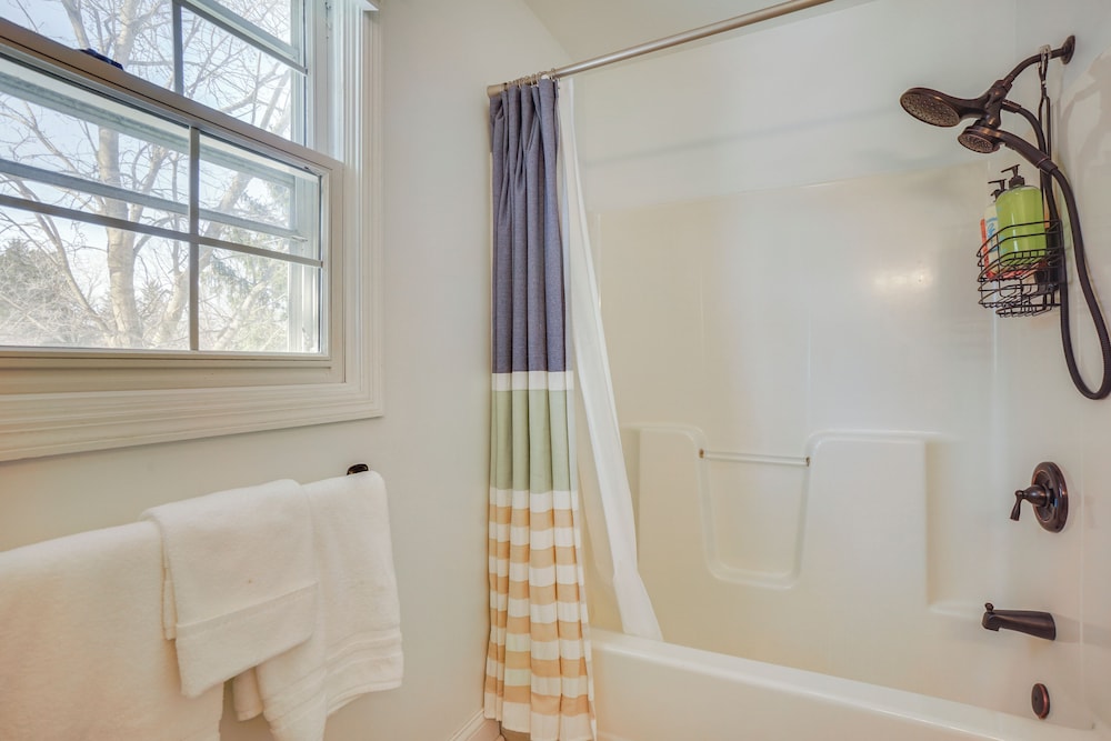 1/2 Mi to Lake Geneva: Home w/ Game Room