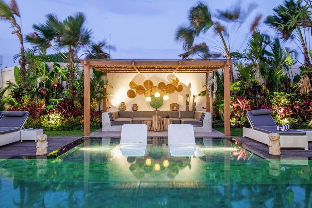 Contemporary 4BR Villa, 400m to Canggu Shore