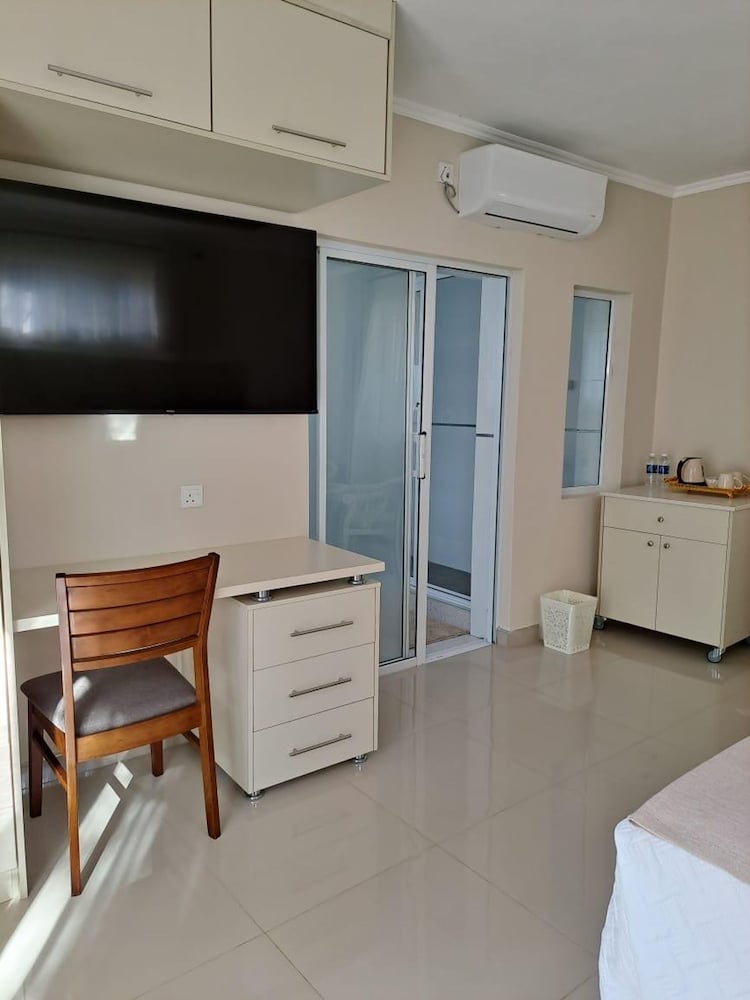 Modernly Furnished Standard Room With Queen bed - 2220 view 4