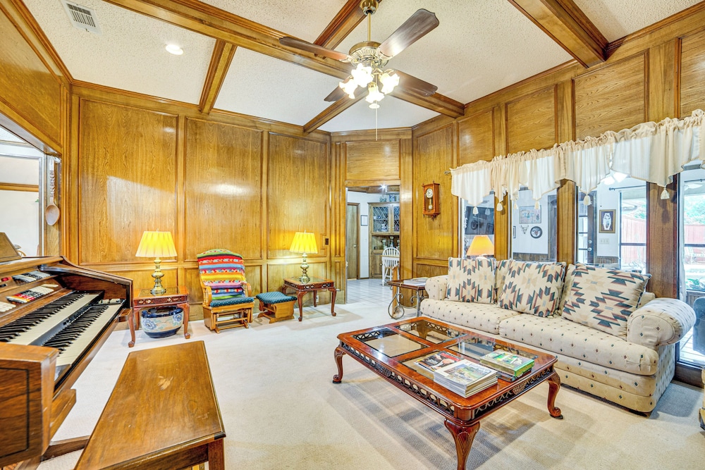 Pet-friendly Home w/ Pool - 8 Mi to Central Plano!