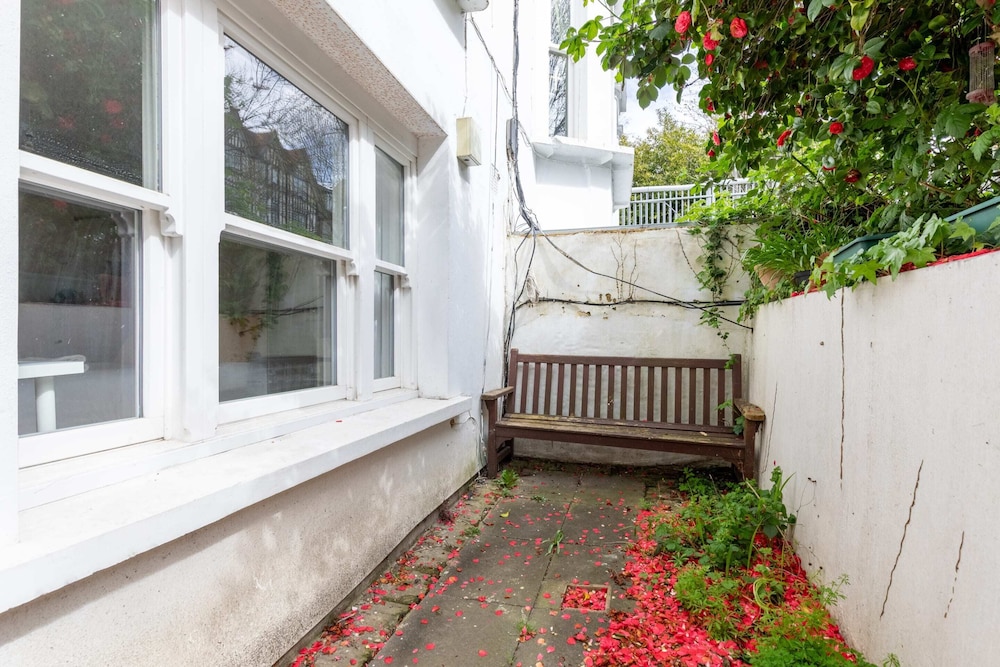 Homely 2BD Flat W/private Patio Near Maida Vale!