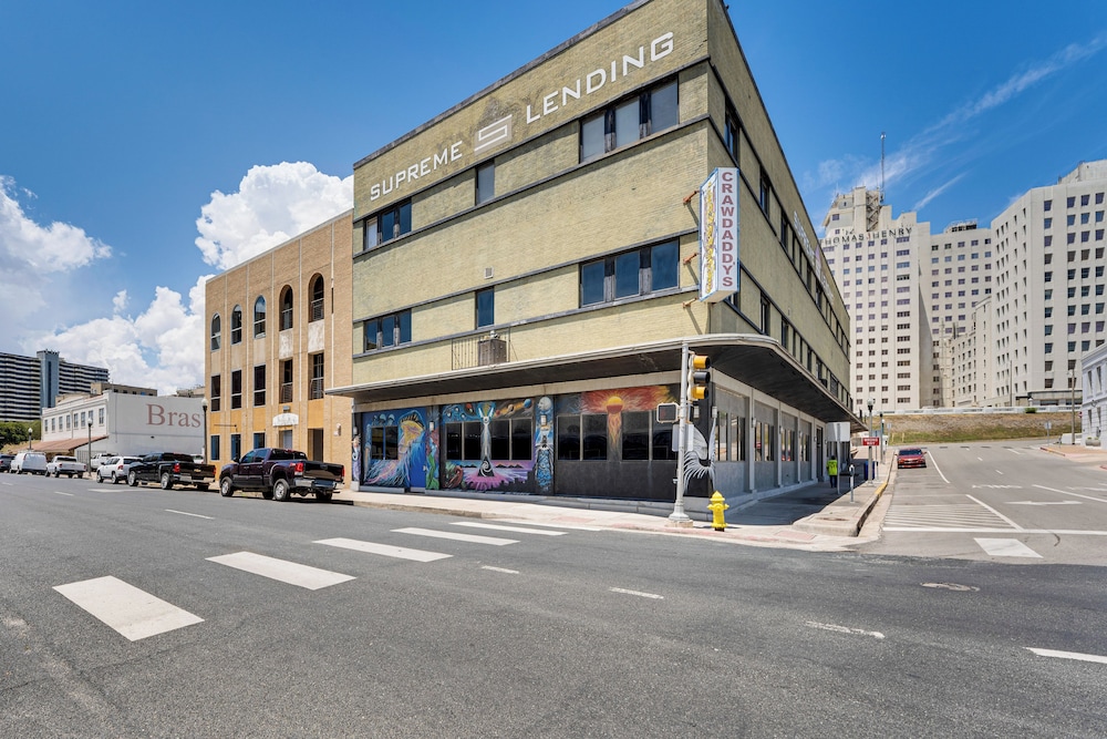 Walk to Corpus Christi Bay: Loft w/ Shaded Parking