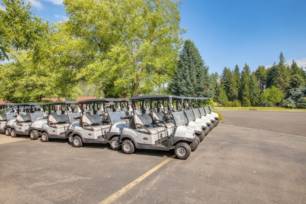 Twin Lakes Retreat: Lake, Pool & Golf Access!