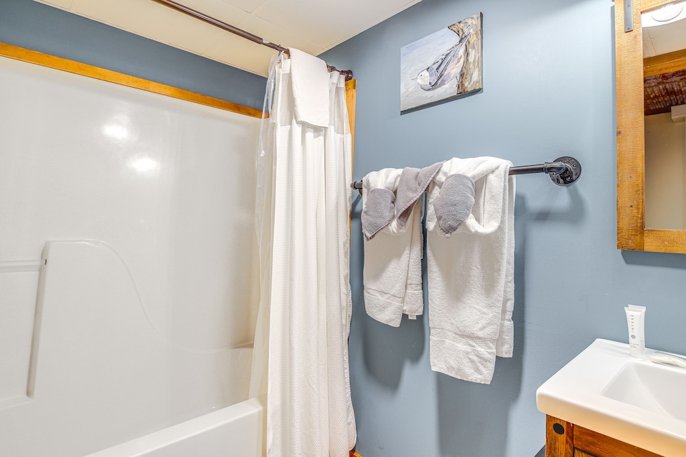 Cozy Family Cabin w/ Hot Tub ~ 4 Mi to Dollywood! view 5