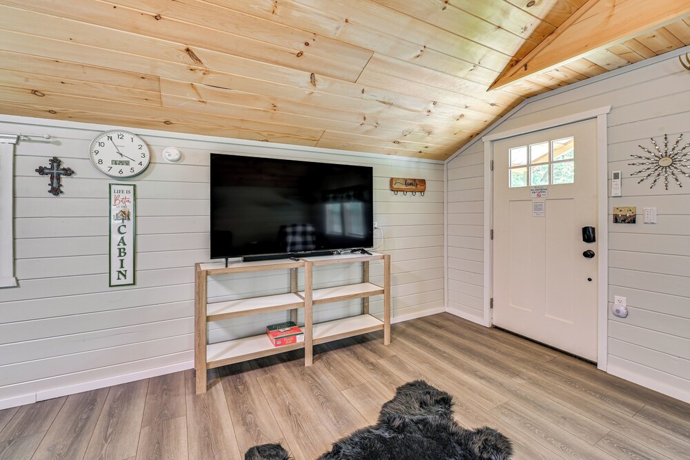 14 Mi to Kentucky Horse Park: Creekside Cabin