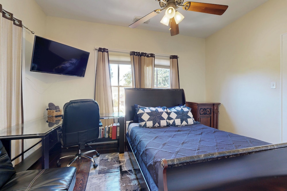 2-story Galveston Getaway w/ Balcony & Patio